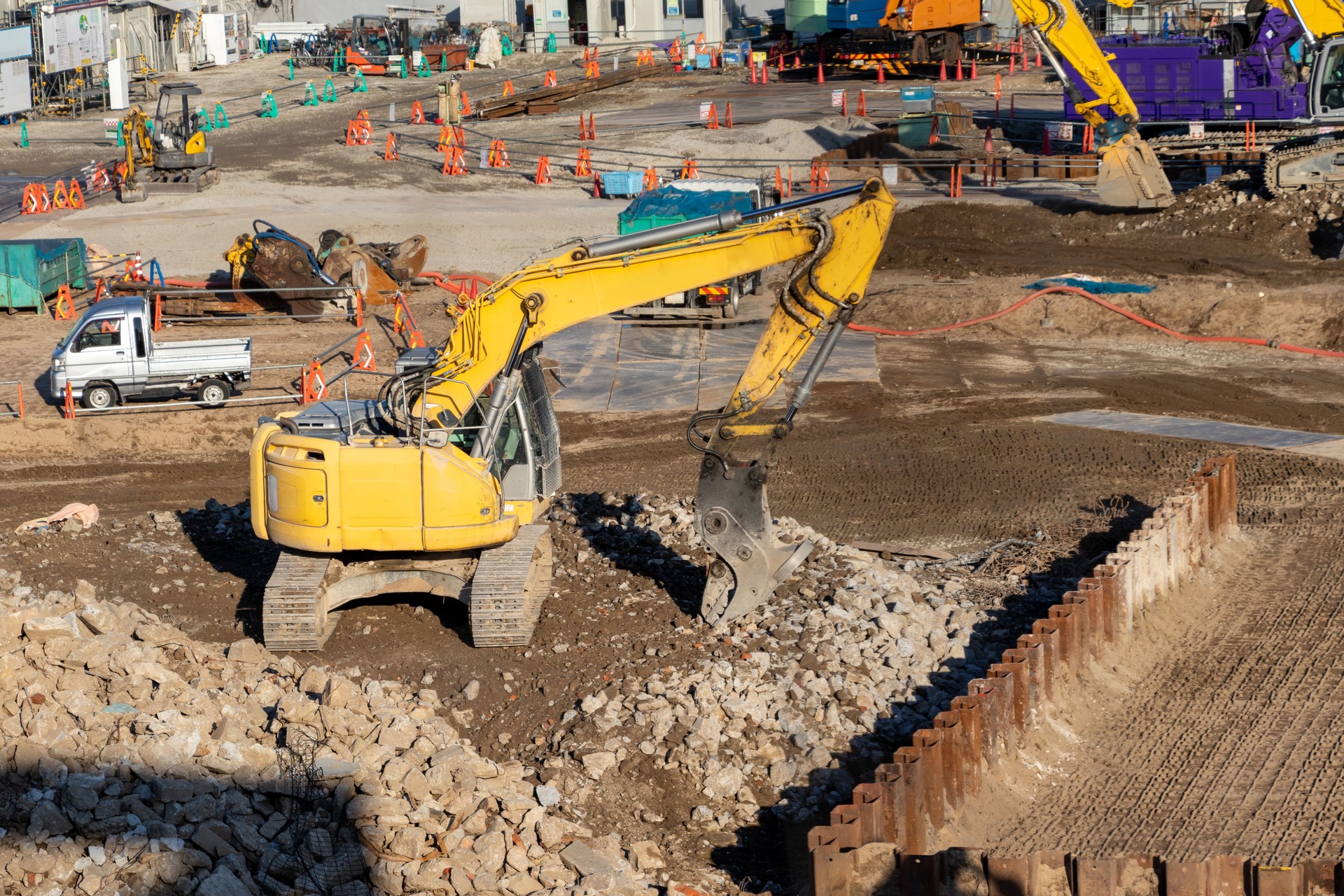 A hydraulic excavator that crushes concrete at a construction site